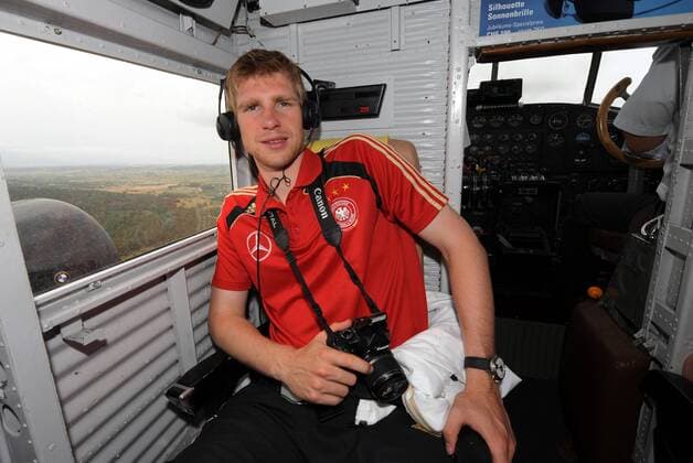 Per Mertesacker (Deutschland) in einer Propellermaschine Junkers JU 52 bei einem Rundflug über Mallorca Fußball EM Herren EM 2008, Euro, Vorschau, Nationalmannschaft, Einzelbild Palma de Mallorca