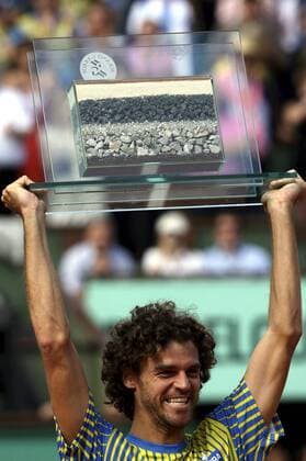 Gustavo Kuerten (Brasilien) bekommt zum Karriereende ein Segment des Court Central von Roland Garros Tennis Herren French Open 2008, ATP Tour, Grand Slam Einzelbild Roland Garros Paris Freude,