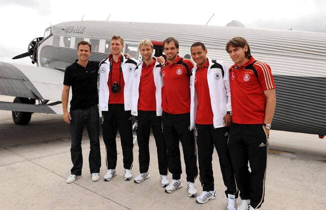 V.li.: Teammanager Oliver Bierhoff, Per Mertesacker, Simon Rolfes, Heiko Westermann, Jermaine Jones und Patrick Helmes (alle Deutschland) vor einer Propellermaschine Junkers JU 52 vor einem Rundflug über Mallorca Fußball EM Herren EM 2008, Euro, Vorschau, Nationalmannschaft, Gruppe Palma de Mallorca