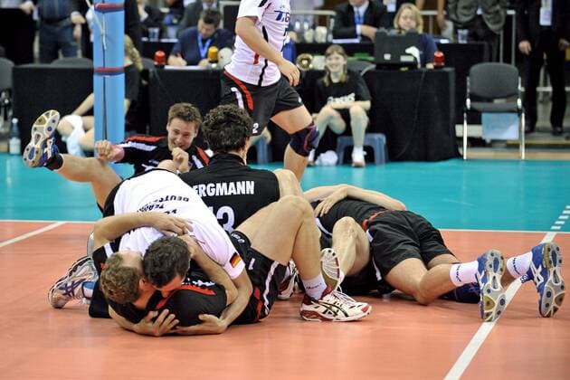Schlussjubel Deutschland Volleyball Länderspiel Herren Olympiaqualifikation 2008, Olympia, Qualifikation, Nationalmannschaft, Nationaltrikot Gruppe Düsseldorf Freude, Begeisterung,