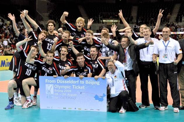 From Düsseldorf to Beijing - Olympic Ticket - Deutschland bejubelt die Qualifikation zu den Olympischen Spielen Volleyball Länderspiel Herren Olympiaqualifikation 2008, Olympia, Qualifikation, Nationalmannschaft, Nationaltrikot Totale Düsseldorf Freude, Begeisterung,
