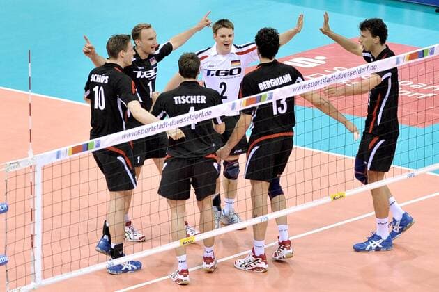 Schlussjubel Deutschland Volleyball Länderspiel Herren Olympiaqualifikation 2008, Olympia, Qualifikation, Nationalmannschaft, Nationaltrikot Gruppe Düsseldorf Freude,