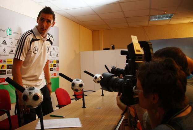 Miroslav Klose (Deutschland, li.) wird während der Pressekonferenz von Fotografen ins Visier genommen Fußball EM Herren Nationalmannschaft 2008, Pressekonferenz, Pressetermin, Vorschau Euro, Vdig Gruppe Mallorca