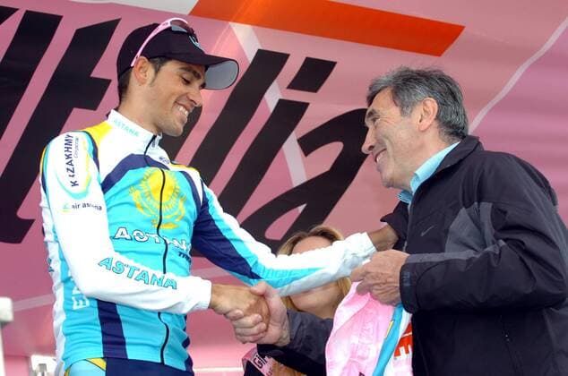 Alberto Contador (Spanien Astana) behält auch nach dem Bergzeitfahren das rosa Trikot des Giro d Italia, welches von Eddy Merckx (Belgien) überreicht wird -  Radsport Herren Giro d Italia 2008, dItalia, Straßenradsport, Straße, Rad, Einzelzeitfahren, Zeitfahren Gruppe Etappe 16: Bergzeitfahren San Vigilio de Marebbe - Plan de Corones
