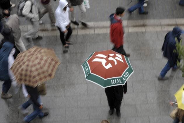 Zuschauer mit Regenschirmen in Roland Garros -  Tennis Herren French Open 2008, Grand Slam, ATP Tour Totale Roland Garros Paris