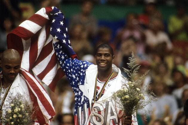 Earvin Magic Johnson (re.) und Charles Barkley (beide USA) - Olympiasieger bei den Spielen 1992 in Barcelona Basketball OS Sommer Herren Olympische Spiele Barcelona 1992, Sommerspiele, Gruppe o0 Sieg, Sieger Barcelona Freude,