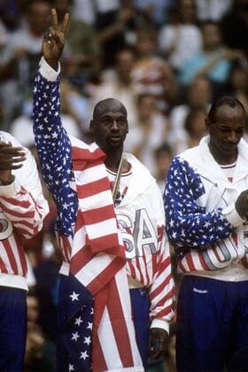 Michael Jordan (li.) und Clyde Drexler (beide USA) - Olympiasieger bei den Spielen 1992 in Barcelona Basketball OS Sommer Herren Olympische Spiele Barcelona 1992, Sommerspiele, Gruppe o0 Sieg, Sieger Barcelona Freude,
