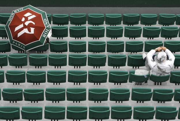 Regenunterbrechung während der French Open 2008 - Schirme und Regenponchos mit Turnierlogo kommen zum Einsatz Tennis Herren French Open 2008, ATP Tour, Grand Slam, WTA Totale Roland Garros Paris, Regenpause,