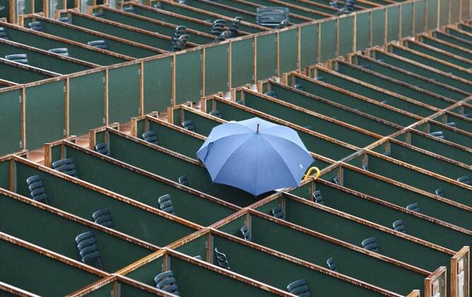 Tennisfan mit Schirm trotz dem anhaltenden Regen in einer Ehrenloge Tennis Herren French Open 2008, ATP Tour, Grand Slam, WTA Totale Roland Garros Paris, Regenpause,