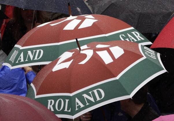 Regenschirme mit Turnierlogo kommen während der Regenunterbrechung bei den French Open 2008 zum Einsatz Tennis Damen French Open 2008, Grand Slam, WTA Tour Gruppe Roland Garros Paris