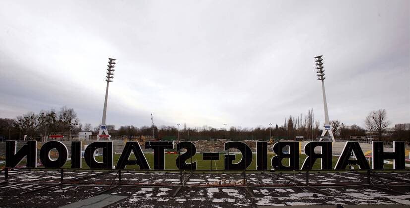 Fußball, Stadiongeschichte SG Dynamo Dresden Schriftzug in Riesenlettern: - Harbig Stadion - während des Umbaus im Rudolf Harbig Stadion in Dresden Fußball Herren Regionalliga Nord 2007 2008, 3. Liga, SG Dynamo Dresden Totale Rudolf Harbig Stadion Dresden