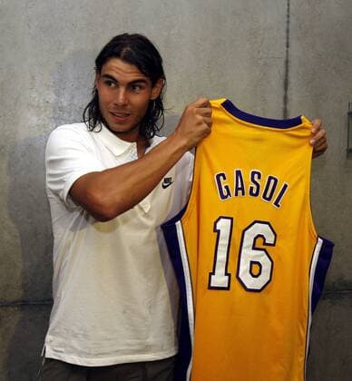 Rafael Nadal präsentiert ein Trikot seines Landsmannes Pau Gasol (Los Angeles Lakers beide Spanien) Tennis Herren French Open 2008, Grand Slam, ATP Tour, Roland Garros, Basketball, Trikot, NBA Einzelbild Paris