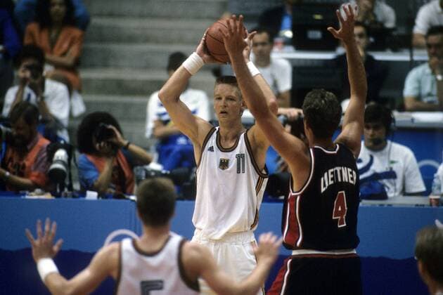 Detlef Schrempf (Deutschland, li.) im Duell Basketball OS Sommer Herren Olympische Spiele Barcelona 1992, Sommerspiele, Gruppe Aufnahmedatum geschätzt Barcelona