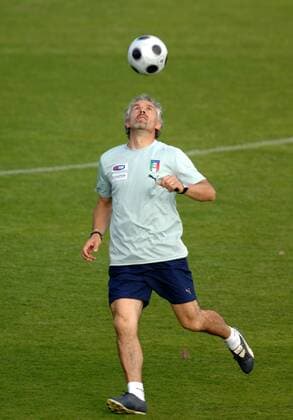 Nationaltrainer Roberto Donadoni (Italien) am Ball - Fußball EM Herren Vorschau Euro 2008, Nationalteam, Training Einzelbild Florenz