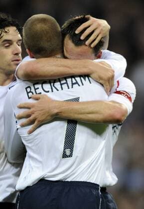 John Terry (re.) und David Beckham (beide England) - Torjubel - EDITORIAL USE ONLY. No use with unauthorised audio, video, data, fixture lists, club league logos or live services. Online in-match use limited to 120 images, no video emulation. No use in betting, games or single club league player publications. Fußball Länderspiel Herren Freundschaftsspiel 2008, Test, Testspiel, Nationalmannschaft, Nationaltrikot Gruppe London Freude, Fußball Länderspiel Herren Freundschaftsspiel 2008, Test, Testspiel, Nationalmannschaft, Nationaltrikot Gruppe London Freude,