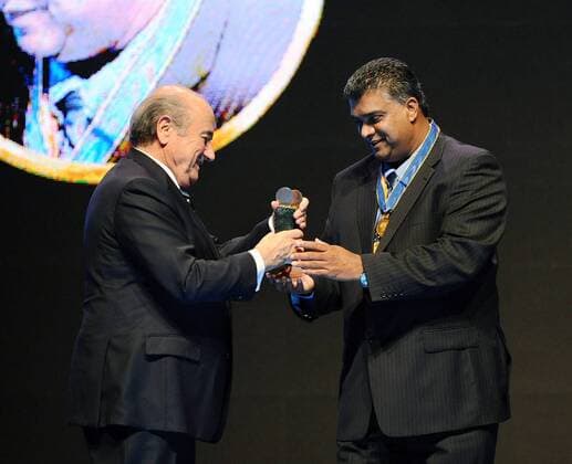 FIFA Präsident Joseph S. Blatter (Schweiz, li.) überreicht Mohammed Yusuf (Fidschi Inseln) während des FIFA Kongresses 2008 in Sydney den Order of Merit - Fußball Herren FIFA Kongress 2008, Versammlung, Generalversammlung, Tagung, Sitzung, Konferenz Gruppe Sydney Fußball Herren FIFA Kongress 2008, Versammlung, Generalversammlung, Tagung, Sitzung, Konferenz Gruppe Sydney