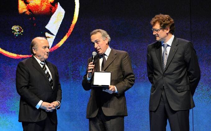 FIFA Präsident Joseph S. Blatter (Schweiz, li.), FIGC Präsident Giancarlo Abete (Mitte), der stellvertretend für Paolo Maldini (beide Italien) den Order of Merit entgegennimmt, und FIFA Generalsekretär Jerome Valcke (Frankreich) - Fußball Herren FIFA Kongress 2008, Versammlung, Generalversammlung, Tagung, Sitzung, Konferenz Gruppe Sydney Fußball Herren FIFA Kongress 2008, Versammlung, Generalversammlung, Tagung, Sitzung, Konferenz Gruppe Sydney
