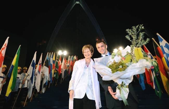 Helen Petermann erhält während des FIFA Kongresses in Sydney 2008 den FIFA Order of Merit; daneben Ahmed Schaefer (beide FIFA beide Schweiz) - Fußball Herren FIFA Kongress 2008, Versammlung, Generalversammlung, Tagung, Sitzung, Konferenz Gruppe Sydney Freude, Fußball Herren FIFA Kongress 2008, Versammlung, Generalversammlung, Tagung, Sitzung, Konferenz Gruppe Sydney Freude,