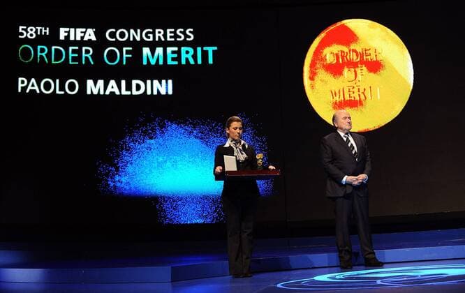 FIFA Präsident Joseph S. Blatter (Schweiz) wird während des FIFA Kongresses in Sydney 2008 den Order of Merit für Paolo Maldini (Italien) überreichen - Fußball Herren FIFA Kongress 2008, Versammlung, Generalversammlung, Tagung, Sitzung, Konferenz Gruppe Sydney Fußball Herren FIFA Kongress 2008, Versammlung, Generalversammlung, Tagung, Sitzung, Konferenz Gruppe Sydney
