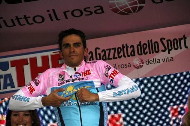 Alberto Contador (Spanien Astana) streift sich auch nach der 18. Etappe des Giro d Italia 2008 das rosa Trikot des Gesamtführenden über - Radsport Herren Giro d Italia 2008, dItalia, Straßenradsport, Straße, Rad, Einzelbild 18. Etappe: Mendrisio - Varese Radsport Herren Giro d Italia 2008, dItalia, Straßenradsport, Straße, Rad, Einzelbild 18. Etappe: Mendrisio - Varese
