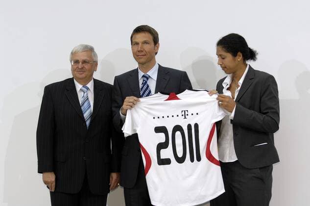 DFB Präsident Dr. Theo Zwanziger (li.), Vorstandsvorsitzender Rene Obermann (Deutsche Telekom AG) und OK Präsidentin Steffi Jones (alle Deutschland) anlässlich der Präsentation der Deutschen Telekom als erstem Nationaler Förderer der Frauen WM 2011 Fußball Damen Vorschau 2008 Frauen WM 2011, Frauenfußball, Pressekonferenz, Pressetermin, Präsentation Gruppe Bonn Fußball Damen Vorschau 2008 Frauen WM 2011, Frauenfußball, Pressekonferenz, Pressetermin, Präsentation Gruppe Bonn