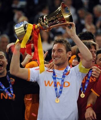 AS Rom ist italienischer Pokalsieger 2008 - Francesco Totti präsentiert während der Siegerehrung die Trophäe -  Fußball Herren Coppa Italia 2007 2008, Italienischer Pokal, Finale, Pokalspiel, Pokalfinale, Vdig Einzelbild Rom Freude,