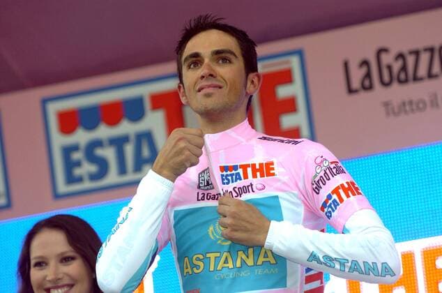Alberto Contador (Spanien Astana) zieht sich das rosa Trikot des Gesamtführenden an -  Radsport Herren Giro d Italia 2008, dItalia, Straßenradsport, Straße, Rad, Einzelbild Etappe 19: Legnano - Presolana Monte Pora