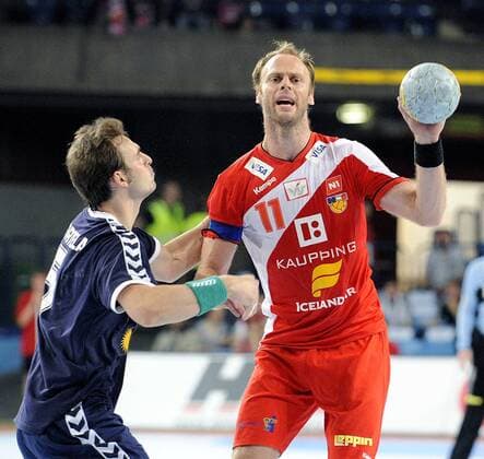 Olafur Stefansson (Island, re.) im Duell -  (080530KRP022) Handball Länderspiel Herren Olympiaqualifikation 2008, Olympia, Qualifikation, Nationalteam, Nationaltrikot, Gruppe Wroclaw Handball Länderspiel Herren Olympiaqualifikation 2008, Olympia, Qualifikation, Nationalteam, Nationaltrikot, Gruppe Wroclaw