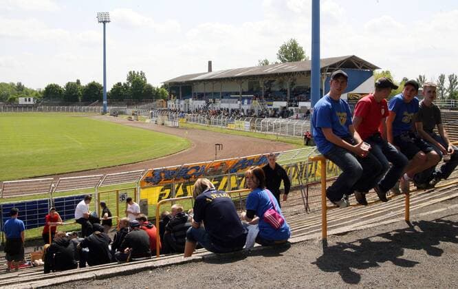 Geduldige Fans im Bruno Plache Stadion, Heimspielstätte von Lok Leipzig Fußball Herren Landesliga Sachsen 2007 2008, Sachsenliga, 1. FC Lokomotive Leipzig, Lok Totale Leipzig