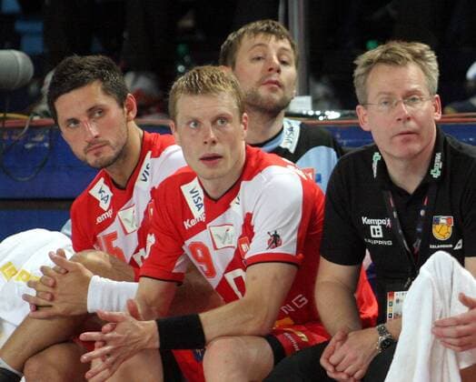 Bank Island, v.li.: Alexander Petersson, Gudjon Valur Sigurdsson und Nationaltrainer Gudmundur Gudmundsson -  Handball Länderspiel Herren Olympiaqualifikation 2008, Olympia Qualifikation, Nationalmannschaft, Nationaltrikot, Gruppe Wroclaw