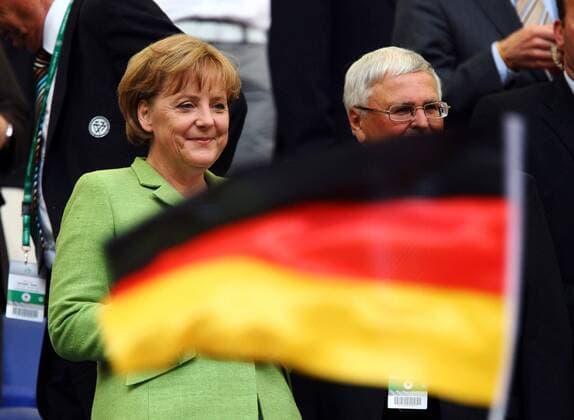 Bundeskanzlerin Angela Merkel und DFB Präsident Dr. Theo Zwanziger (beide Deutschland) hinter einer Deutschlandfahne Fußball Länderspiel Herren Freundschaftsspiel 2008, Test, Testspiel, Nationalmannschaft, Gruppe Gelsenkirchen