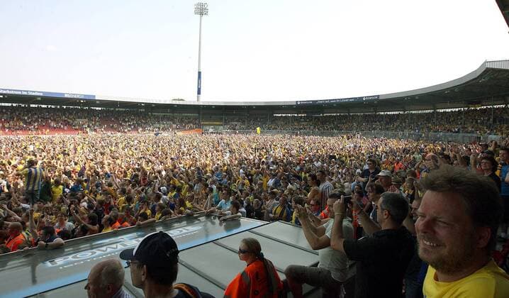 Fußball, Stadiongeschichte Eintracht Braunschweig Braunschweiger Fans feiern die Qualifikation für die neue 3. Liga im vollen Stadion an der Hamburger Straße Fußball Herren Regionalliga Nord 2007 2008, 3. Liga, Eintracht Braunschweig Totale Braunschweig Masse, Freude, Begeisterung,