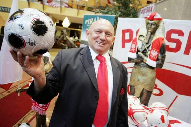 Biotherapeut und Hotelbesitzer Tadeusz Ceglinski (Polen) mit einem signierten Adidas Europass Ball -  (080602IDE011) Fußball EM Herren Vorschau Euro 2008, Einzelbild Hotel Piramida Tychy Freude,