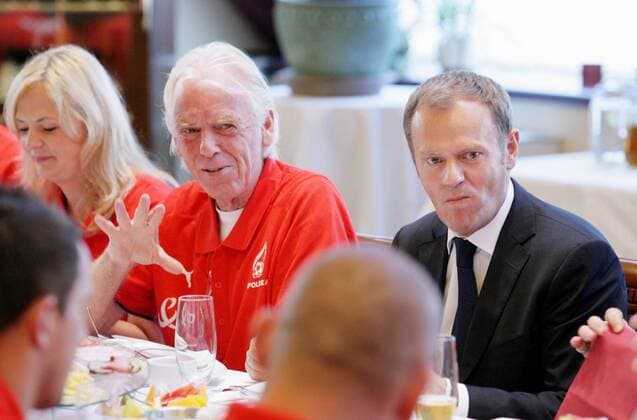 Premierminister Donald Tusk und Nationaltrainer Leo Beenhakker (beide Polen) -  (080602IDE007) Fußball EM Herren Vorschau Euro 2008, Nationalmannschaft, Frühstück, Besuch, Gruppe Tychy