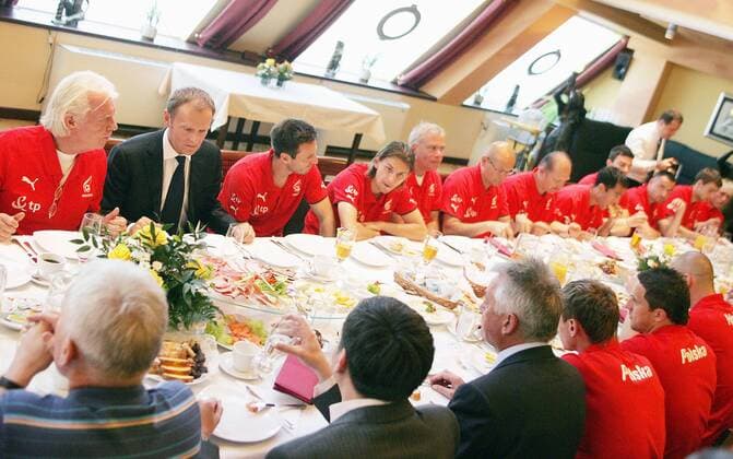 Frühstück Polen, v.li.: Nationaltrainer Leo Beenhakker, Premierminister Donald Tusk, Maciej Zurawski und Ebi Smolarek -  (080602IDE002) Fußball EM Herren Vorschau Euro 2008, Nationalmannschaft, Frühstück, Besuch, Totale o0 Essen, Tisch, Tafel Tychy