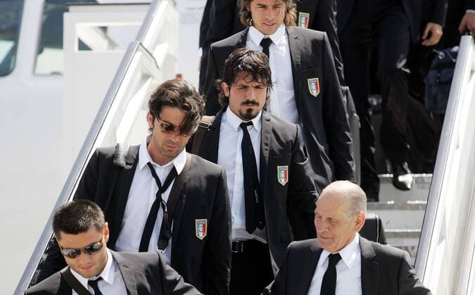 Gennaro Gattuso (Mitte), Torwart Gianluigi Buffon (li.) und Andrea Barzagli (hi., alle Italien) landen zur Euro 2008 auf dem Flughafen Wien Schwachat -  Fußball EM Herren Vorschau Euro 2008, Ankunft, Nationalmannschaft, Anreise, Anzug, Kleidung, Flughafen, Gangway Gruppe Wien
