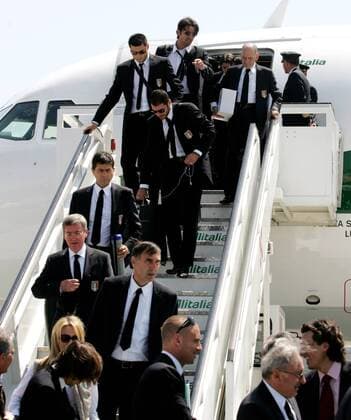 Betreuer und Spieler der italienischen Nationalmannschaft landen anlässlich der Euro 2008 auf dem Flughafen Wien Schwachat -  Fußball EM Herren Vorschau Euro 2008, Ankunft, Nationalmannschaft, Anreise, Anzug, Kleidung, Flughafen, Gangway Gruppe Wien