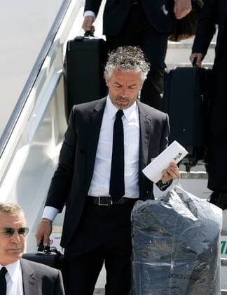 Nationaltrainer Roberto Donadoni (Italien) landet anlässlich der Euro 2008 auf dem Flughafen Wien Schwachat -  Fußball EM Herren Vorschau Euro 2008, Ankunft, Nationalmannschaft, Anreise, Anzug, Kleidung, Flughafen, Gangway Einzelbild Wien