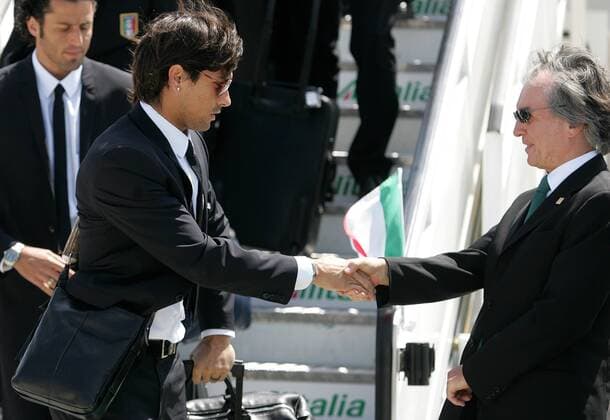 ÖFB Präsident Friedrich Stickler (Österreich, re.) empfängt Marco Borriello (Italien) bei dessen Ankunft anlässlich der Euro 2008 auf dem Flughafen Wien Schwachat -  Fußball EM Herren Vorschau Euro 2008, Ankunft, Nationalmannschaft, Anreise, Anzug, Kleidung, Flughafen, Gangway Gruppe Wien Harmonie,