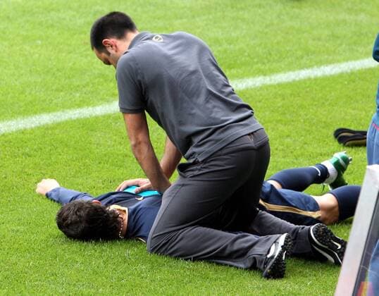Cristiano Ronaldo (li., Portugal) wird behandelt -  Fußball EM Herren Vorschau Euro 2008, Nationalteam, Training Gruppe Neuchatel