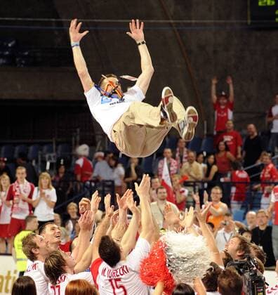 Nationaltrainer Bogdan Wenta (Polen) feiert mit seinen Spielern die Qualifikation für die Olympischen Sommerspiele 2008 -  (080601KRP105) Handball Länderspiel Herren Olympiaqualifikation 2008, Olympia Qualifikation, Nationalmannschaft, Gruppe Wroclaw Freude, Begeisterung,
