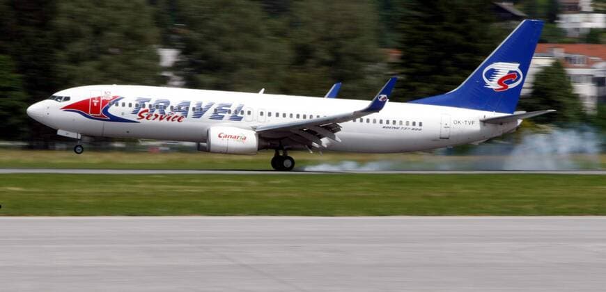 Landung der tschechischen Nationalmannschaft mit einer Boeing 737 800 der Travel Service Fluggesellschaft anlässlich der Euro 2008 auf dem Flughafen Innsbruck -  Fußball EM Herren Vorschau Euro 2008, Nationalmannschaft, Ankunft, Anreise, Tschechien, Flughafen Einzelbild Kranebitten Innsbruck