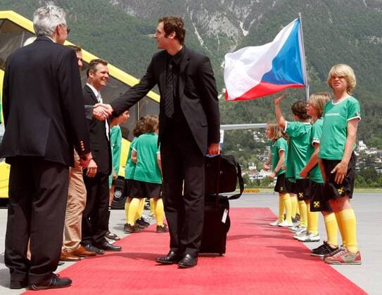 Torwart Petr Cech (Tschechien, Mitte) wird bei seiner Ankunft mit der tschechischen Nationalmannschaft am Flughafen Innsbruck anlässlich der Euro 2008 begrüßt -  Fußball EM Herren Vorschau Euro 2008, Nationalmannschaft, Ankunft, Anreise, Tschechien, Flughafen Gruppe Kranebitten Innsbruck