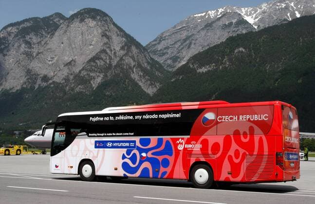 Mannschaftsbus während der Ankunft der tschechischen Nationalmannschaft am Flughafen Innsbruck anlässlich der Euro 2008 -  Fußball EM Herren Vorschau Euro 2008, Nationalmannschaft, Ankunft, Anreise, Tschechien, Flughafen Einzelbild Kranebitten Innsbruck