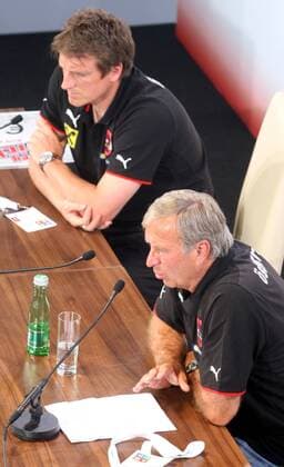 Nationaltrainer Josef Hickersberger (re.) und Teammanager Andreas Herzog (beide Österreich) - Pressekonferenz -  Fußball EM Herren Vorschau Euro 2008, Nationalmannschaft, Pressekonferenz, Pressetermin, Gruppe Stegersbach