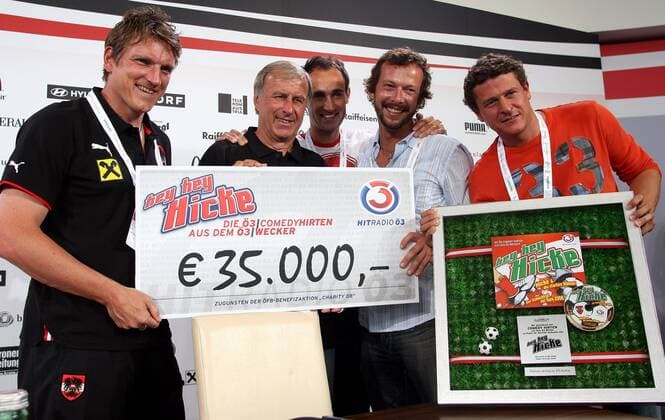 Scheckübergabe zugunsten der ÖFB Benefizaktion Charity 08, v.li.: Teammanager Andreas Herzog, Nationaltrainer Josef Hickersberger sowie die Hitradio Ö3 Moderatoren Gernot Kulis, Robert Kratky und Peter Moizi (alle Österreich) -  Fußball EM Herren Vorschau Euro 2008, Nationalmannschaft, Pressekonferenz, Pressetermin, Gruppe Stegersbach