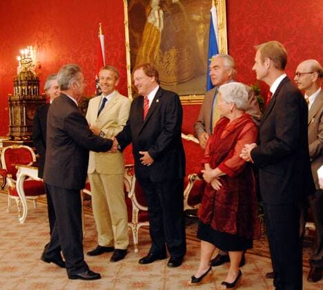 Bundespräsident Dr. Heinz Fischer (2.v.li.) begrüßt Gäste anlässlich des Empfangs der Botschafter der Leidenschaft in der Wiener Hofburg 2008, v.li.: ÖFB Präsident Friedrich Stickler, Sportstaatssekretär Reinhold Lopatka, ... -  Fußball EM Herren Empfang Botschafter der Leidenschaft 2008, Vorschau Euro, Gruppe Hofburg Wien