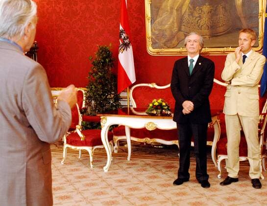 ÖFB Präsident Friedrich Stickler (2.v.re.) und Sportstaatssekretär Reinhold Lopatka (re.) lauschen EM Botschafter Josef Mauhart (alle Österreich) während des Empfangs der Botschafter der Leidenschaft in der Wiener Hofburg 2008 -  Fußball EM Herren Empfang Botschafter der Leidenschaft 2008, Vorschau Euro, Gruppe Hofburg Wien