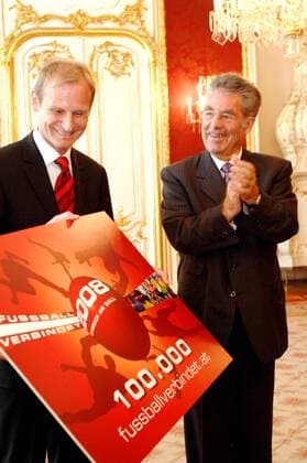 Heinz Palme (li.), Geschäftsführer Österreich am Ball, und Bundespräsident Dr. Heinz Fischer (beide Österreich) während des Empfangs der Botschafter der Leidenschaft in der Wiener Hofburg 2008 -  Fußball EM Herren Empfang Botschafter der Leidenschaft 2008, Vorschau Euro, Gruppe Hofburg Wien