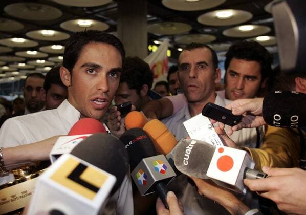 Giro D Italia Sieger Alberto Contador (Spanien Astana) bei seiner Ankunft in Madrid -  - NOxONLINExUSE Radsport Herren Giro D Italia 2008 ditalia, Straßenradsport, Straße, Rad, Empfang, Ankunft, Gruppe Madrid Barajas